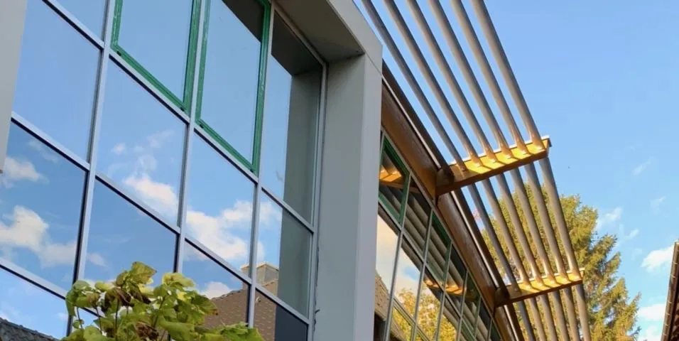 Glasfassade mit Pergola am Bürogebäude von eXo