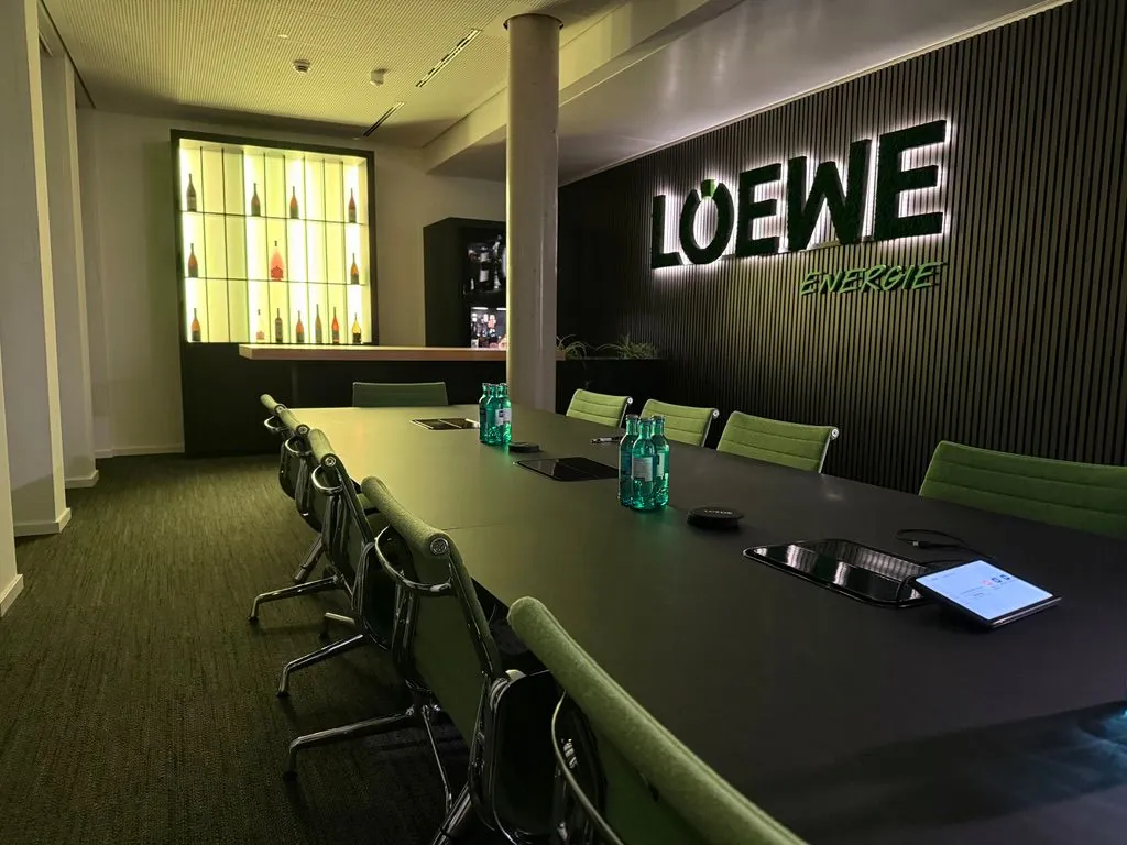 Besprechungsraum mit dem Schriftzug von Löwe Energie an der Wand
