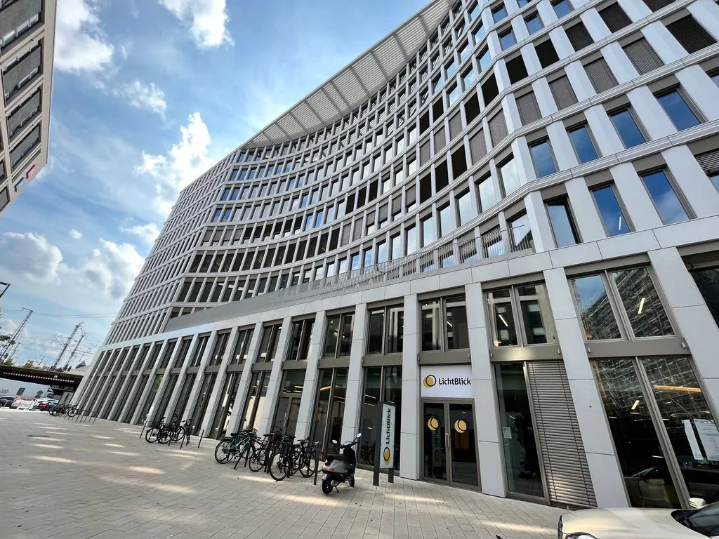 Modernes Bürogebäude mit geschwungener Fassade