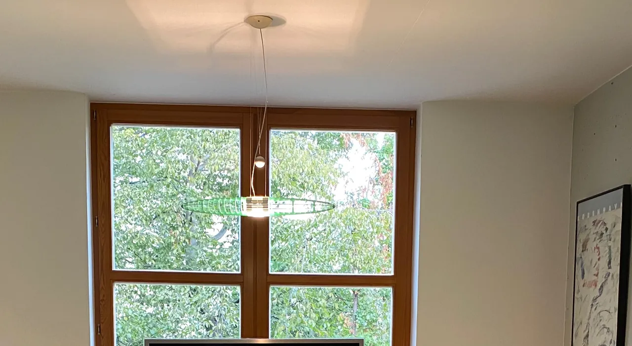 Besprechungsraum von eXo mit Fenster und Bildern
